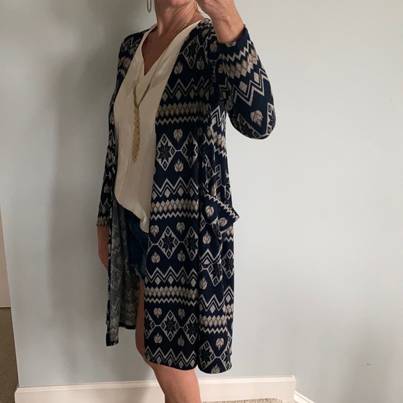 ♥️1 SIZE SMALL♥️Navy & Taupe Aztec Print Cardigan - Picture 4 of 8